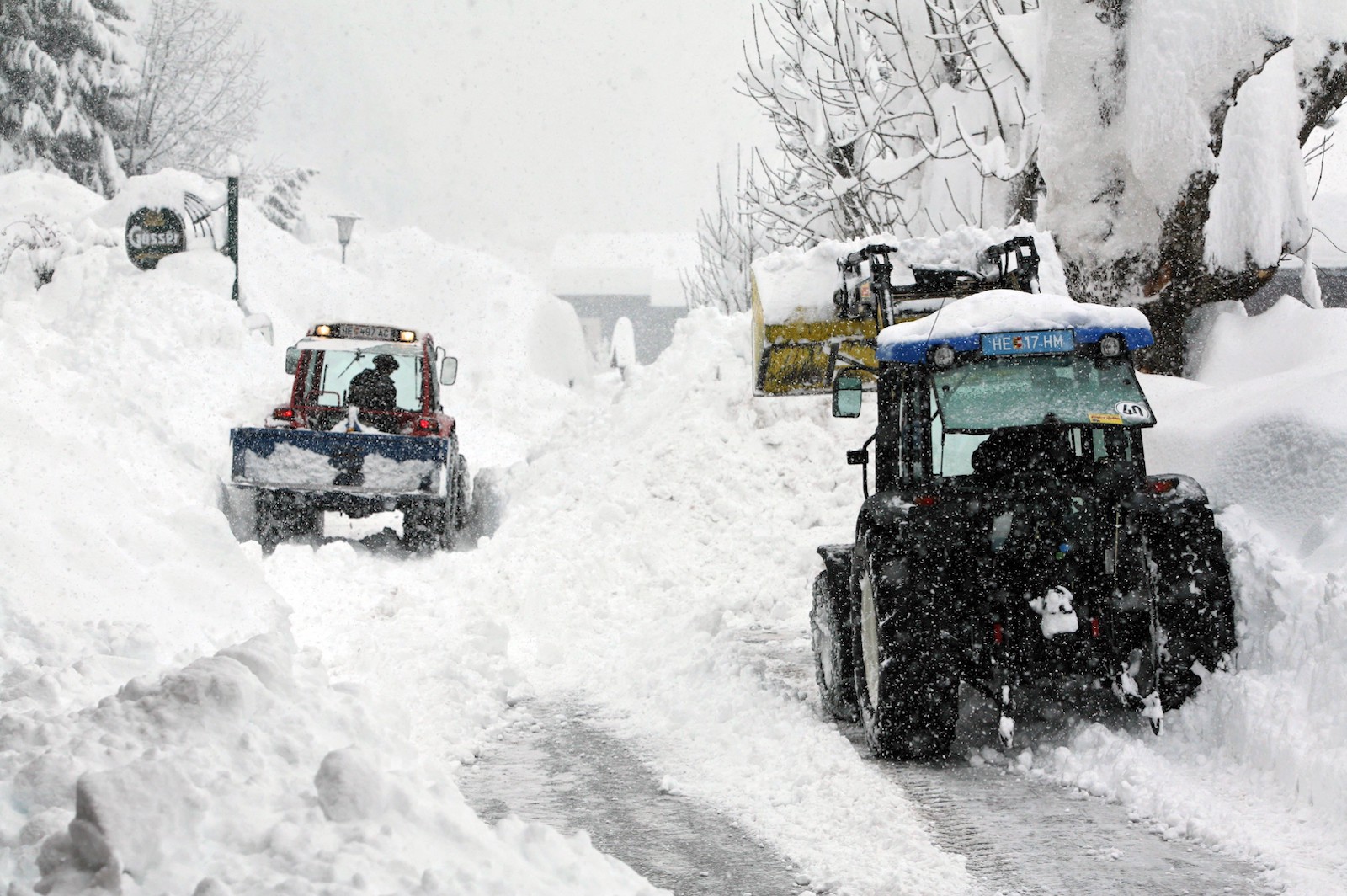 Schneechaos: Traktoren im Einsatz. | Credit: MEYER,MICHAEL / Action Press / picturedesk.com