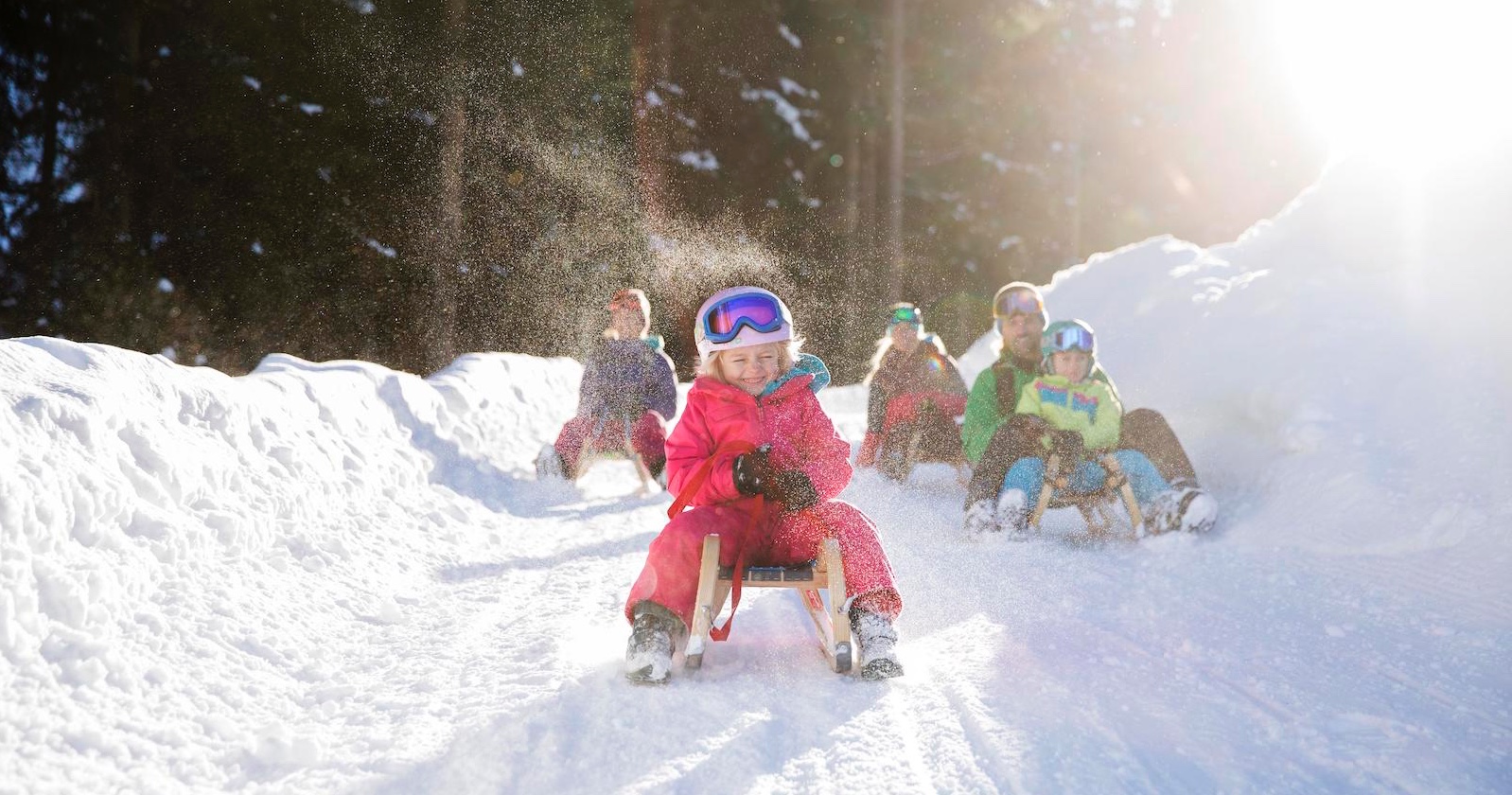 Familie beim Rodeln. | Credit: Christian Vorhofer / imageBROKER / picturedesk.com