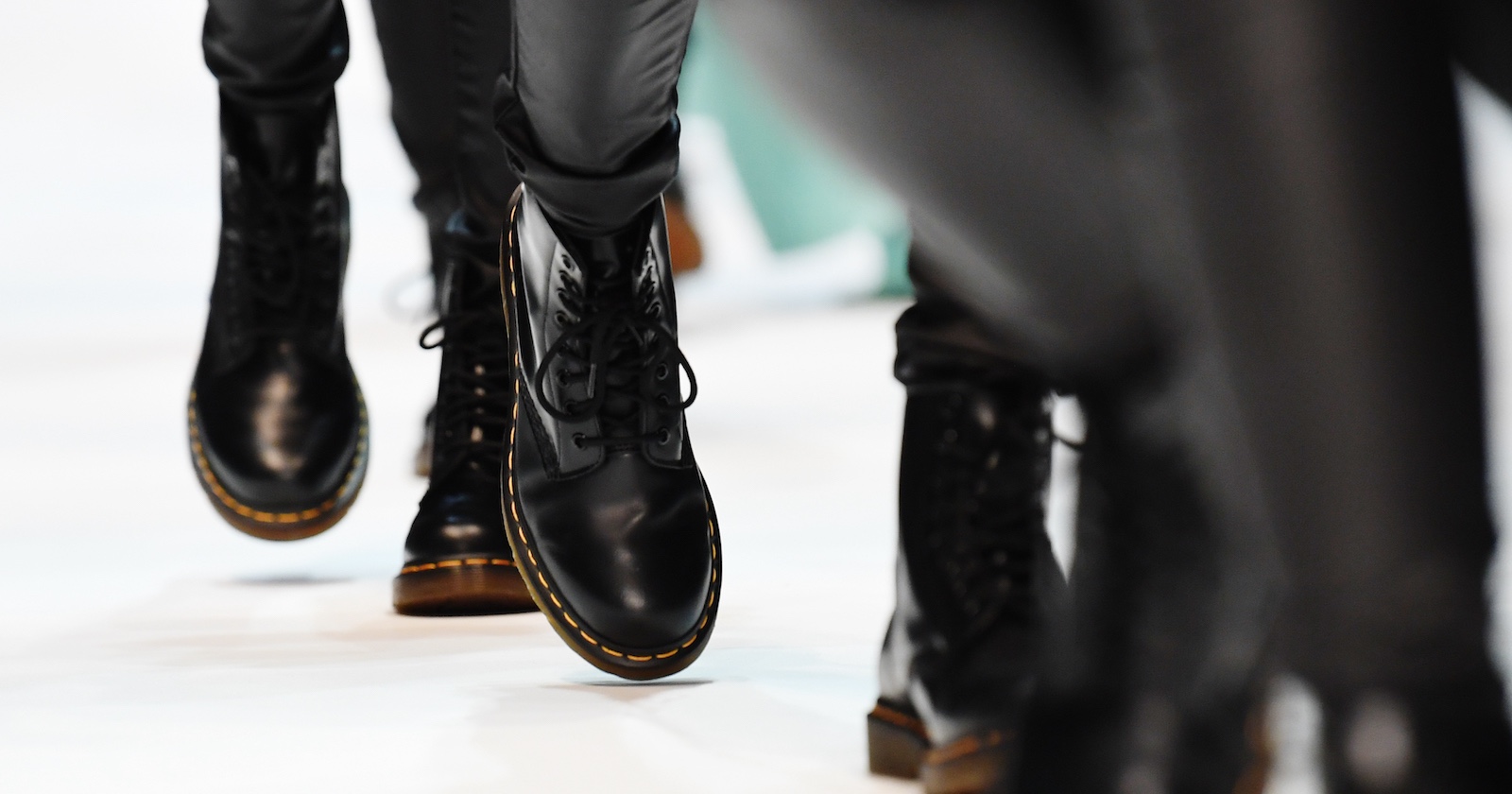 Mehrere Paar Dr. Martens Schuhe auf dem Laufsteg. | Credit: Soeren Stache / dpa / picturedesk.com