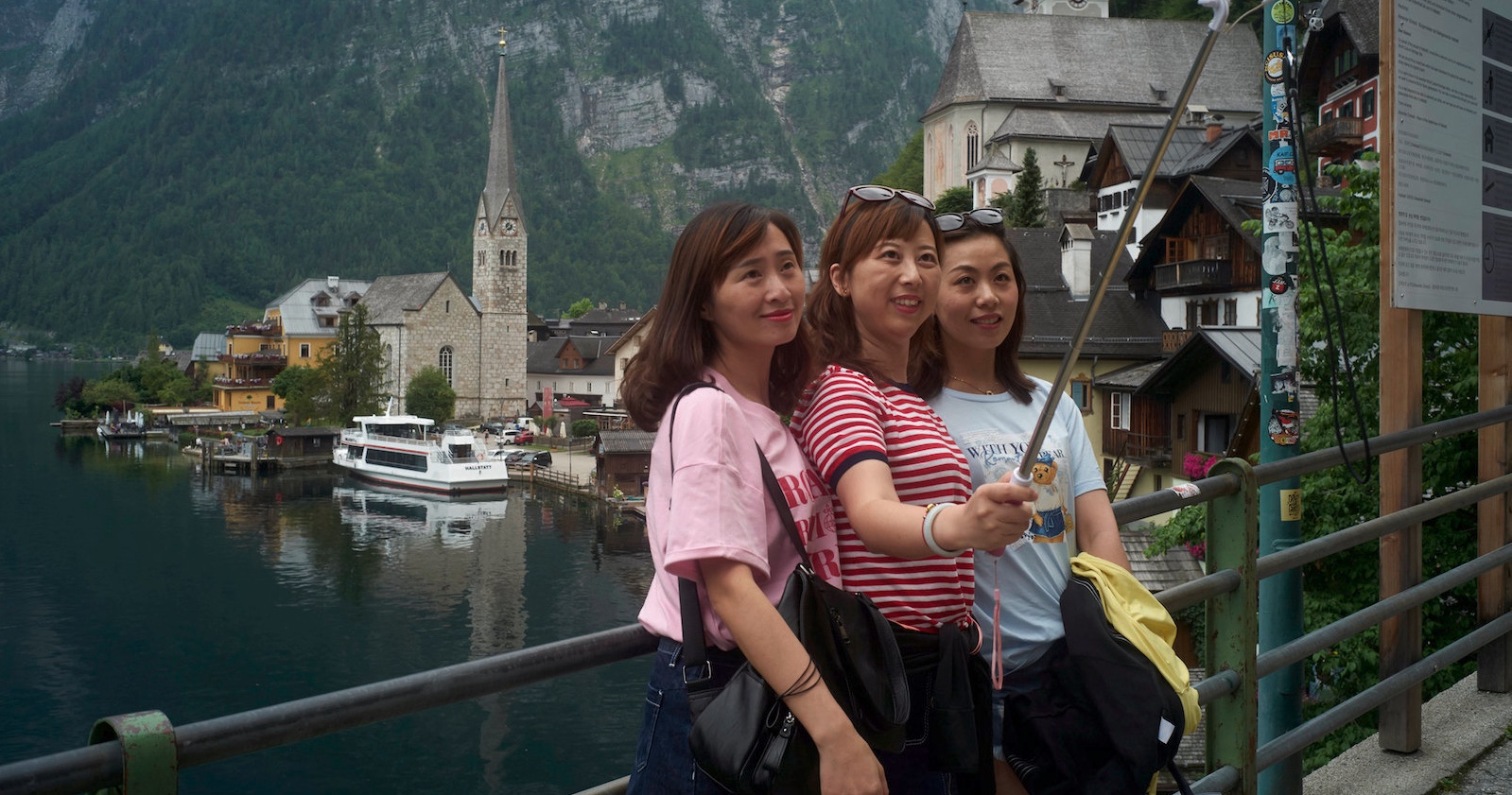 Asiatische Touristinnen machen in Hallstatt ein Selfie. | Credit: Robert Newald / picturedesk.com
