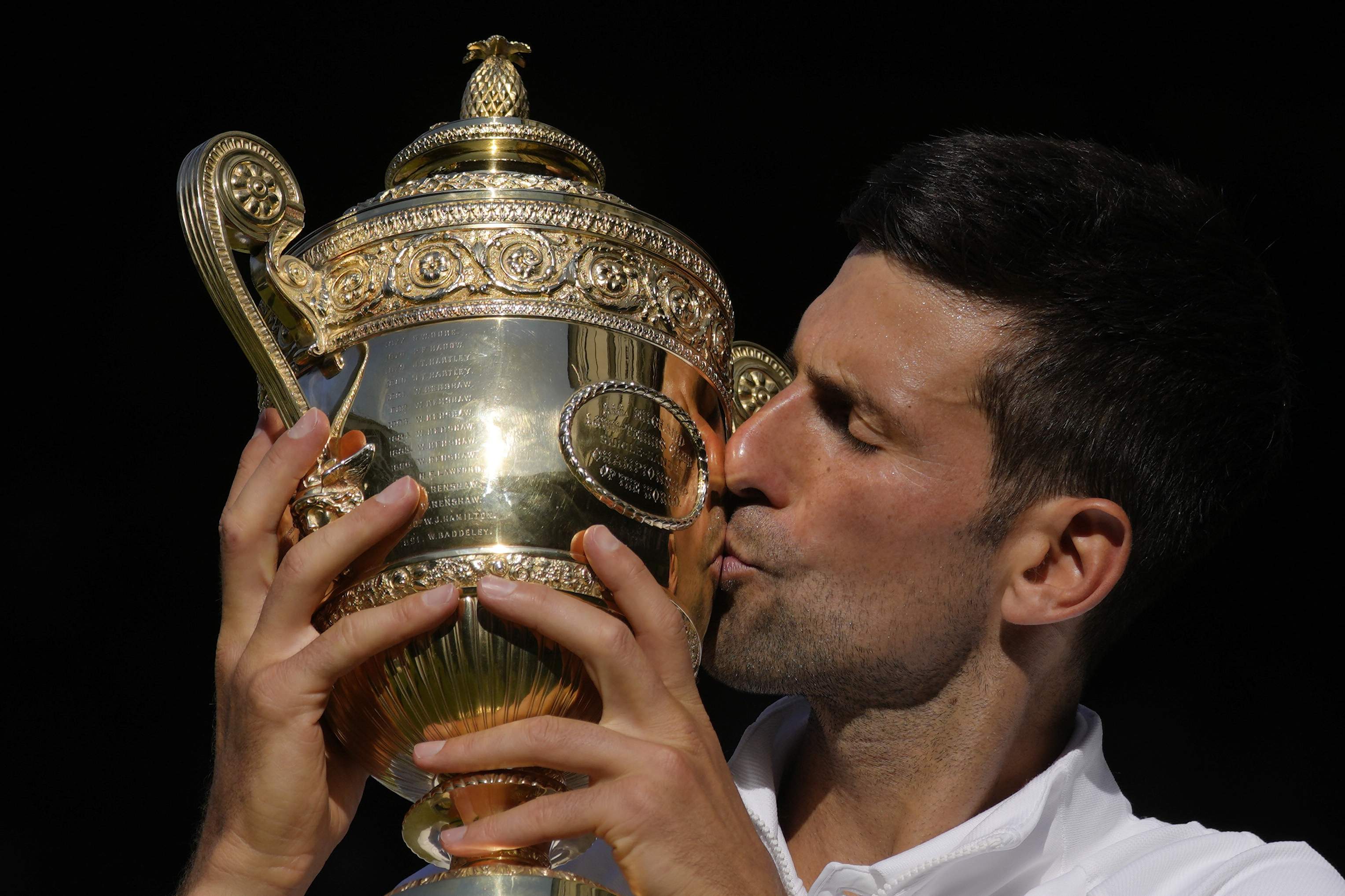 Novak Djokovic küsst den Siegespokal des Grand-Slam-Turnieres in Wimbledon