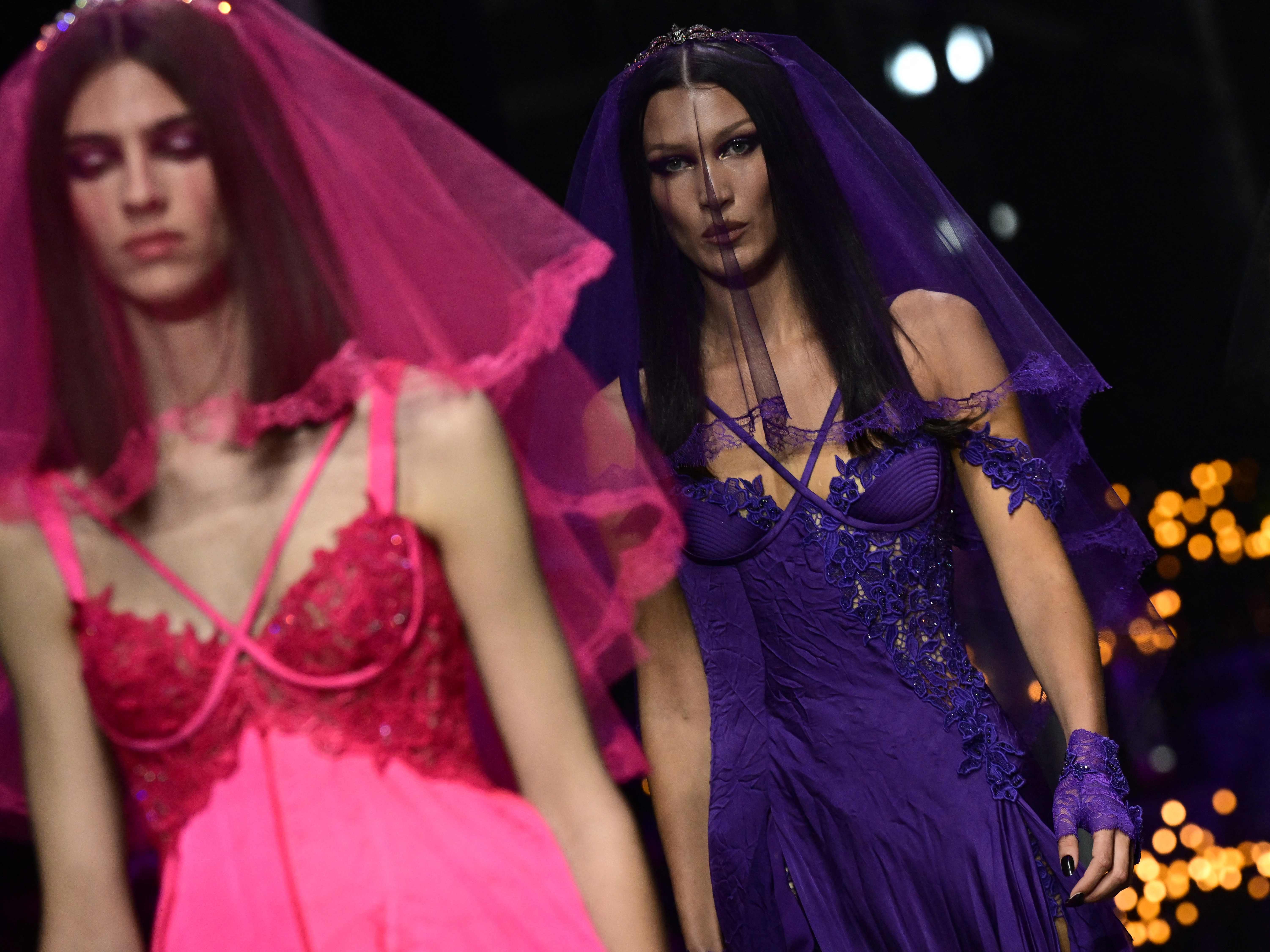 Models auf dem Laufsteg der Versace-Show