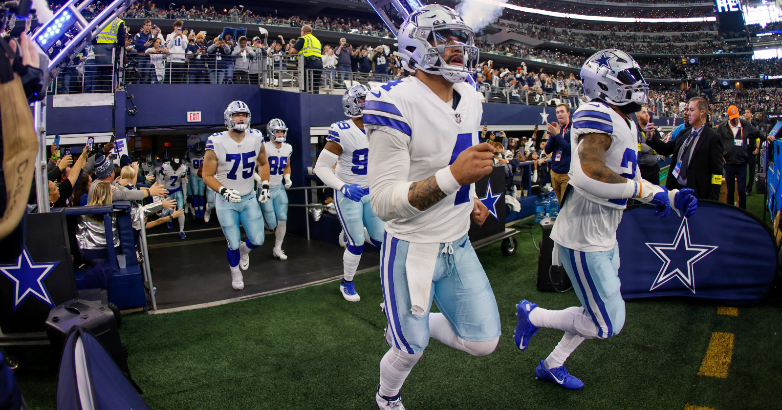 Die Mannschaft der Dallas Cowboys, die vor einer gigantischen Stadionkulisse aus dem Kabinengang auf das Spielfeld läuft