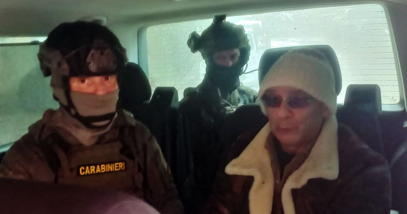 Cosa Nostra-Boss Matteo Messina Denaro mit Polizisten in einem Auto. | Credit: - / AFP / picturedesk.com