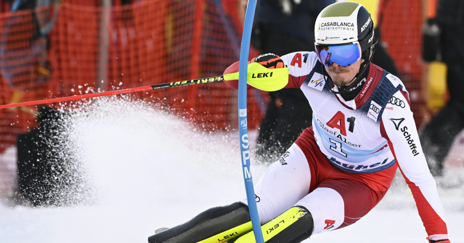 Manuel Feller, der im Slalom von Kitzbühel eine blaue Torstange umfährt