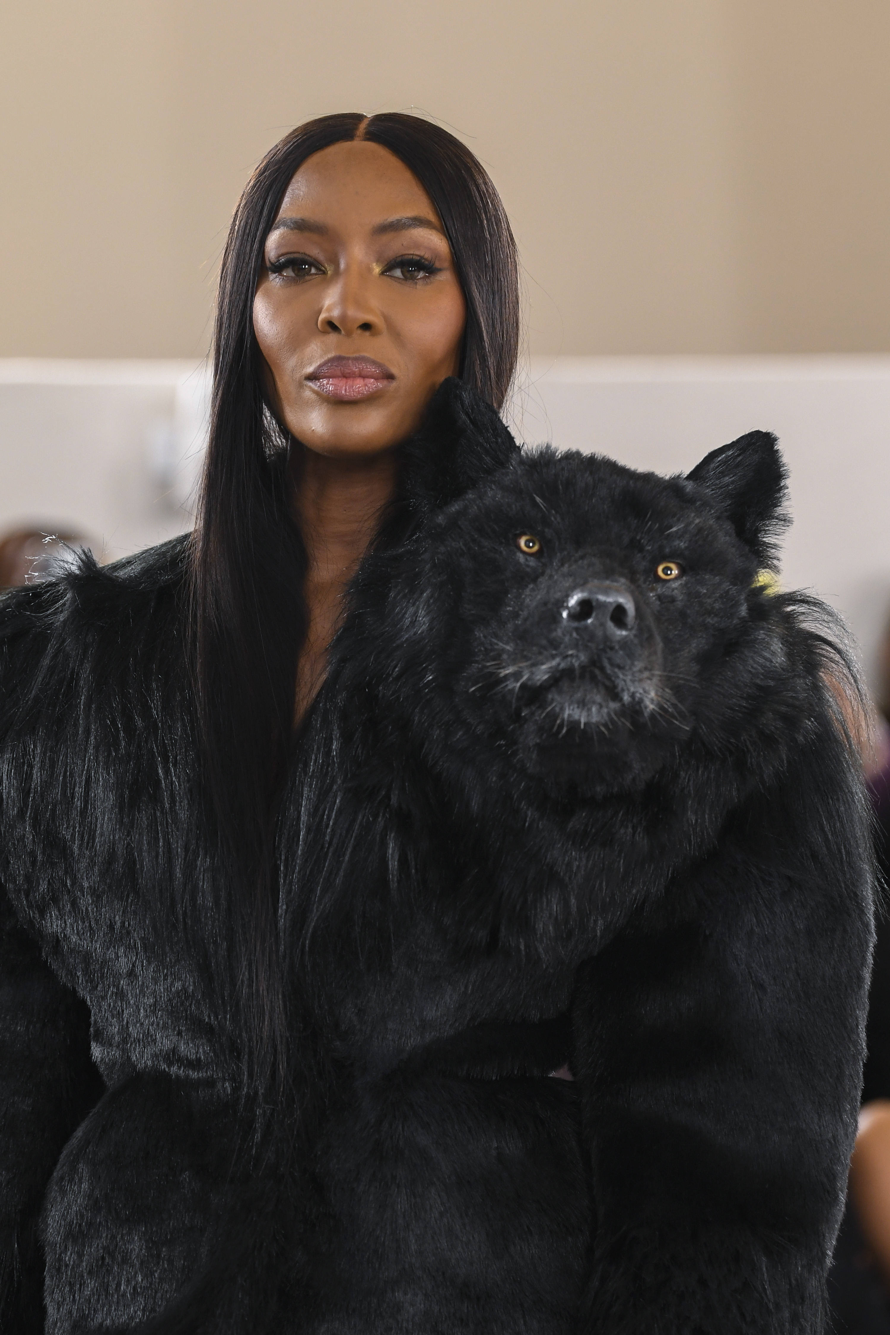 Naomi Campbell in einem Wolfskleid