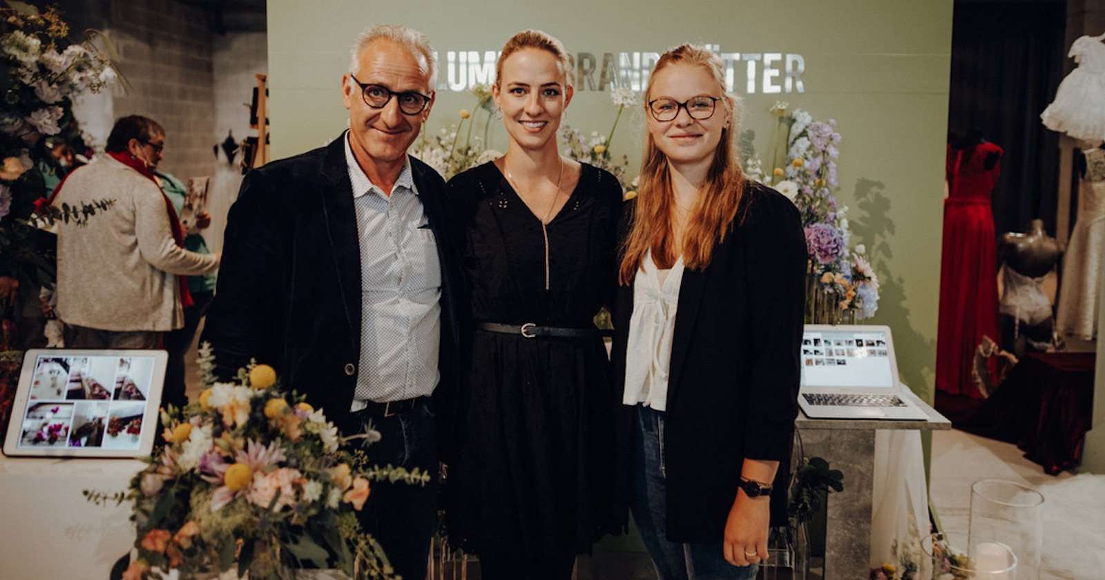 Der Brandstätter Floristik-Geschäftsführer mit zwei Mitarbeiterinnen. | Credit:  wearetheclick
