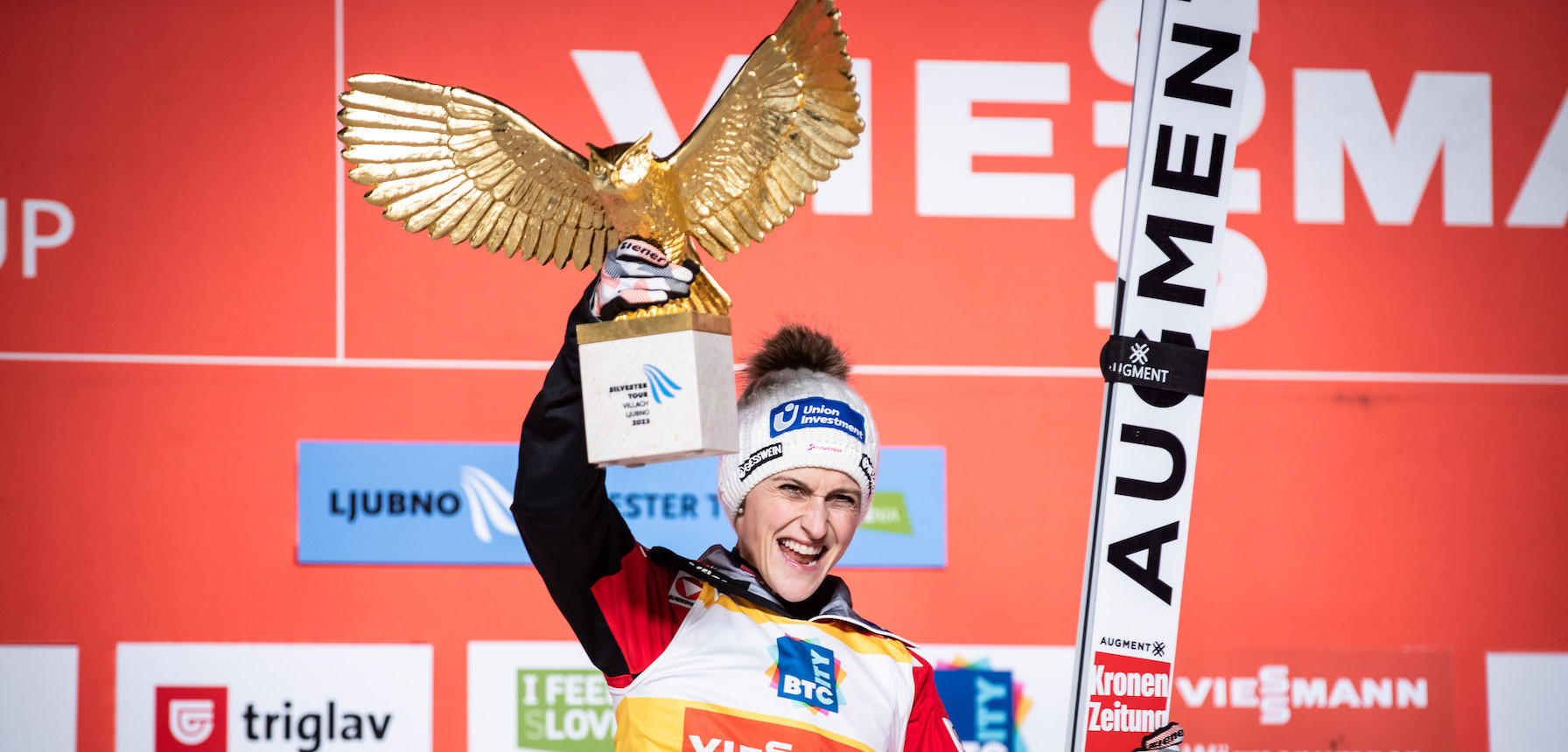 Eva Pinkelnig hebt eine Trophäe hoch.