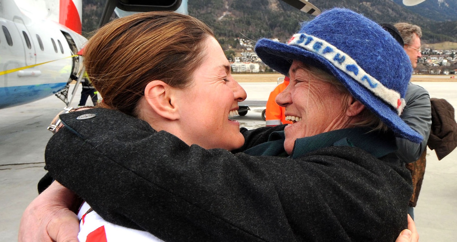 Lizz Görgl umarmt ihre Mutter Traudl Hecher.