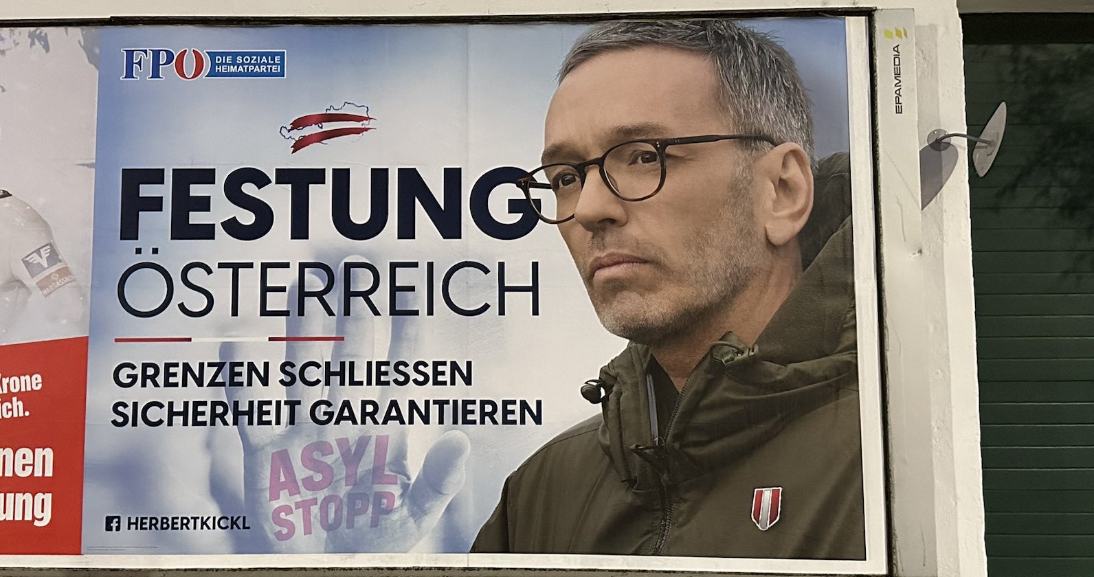 Plakat auf Hauswand