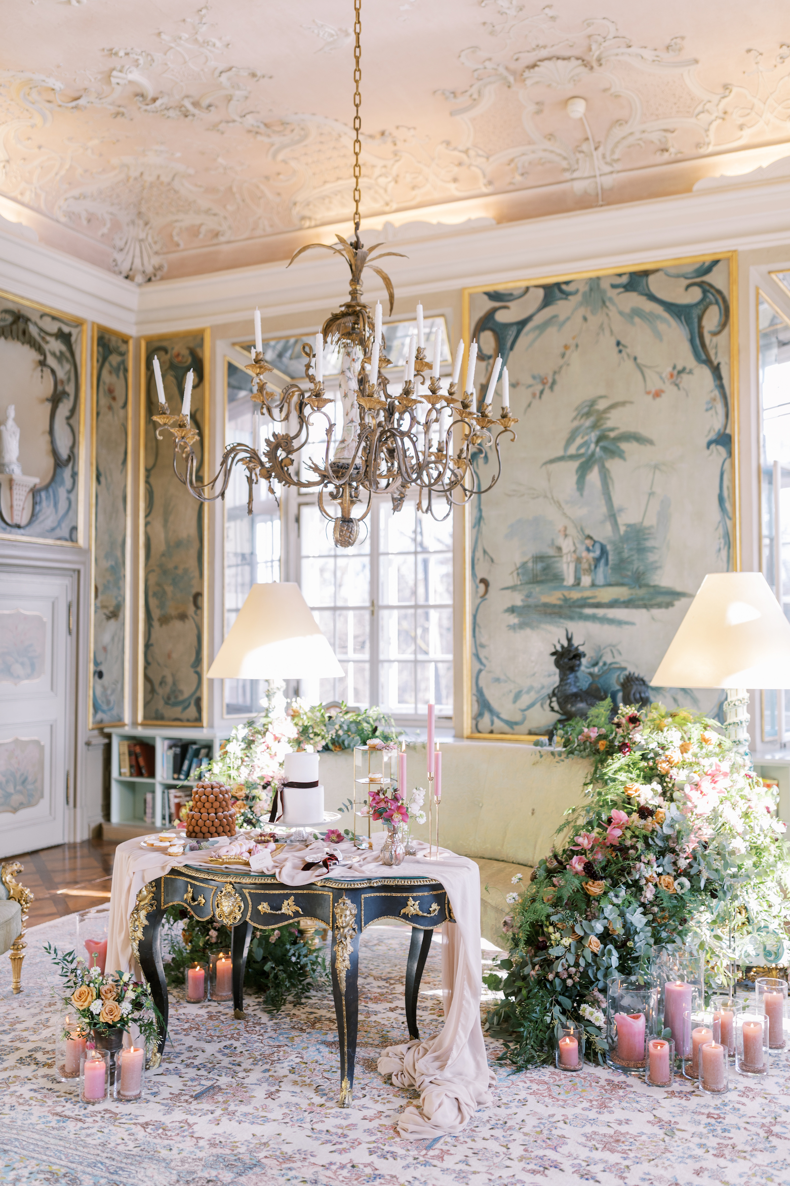 Wunderschön arrangierte Hochzeitsdeko. | Credit: Molly Carr Photography