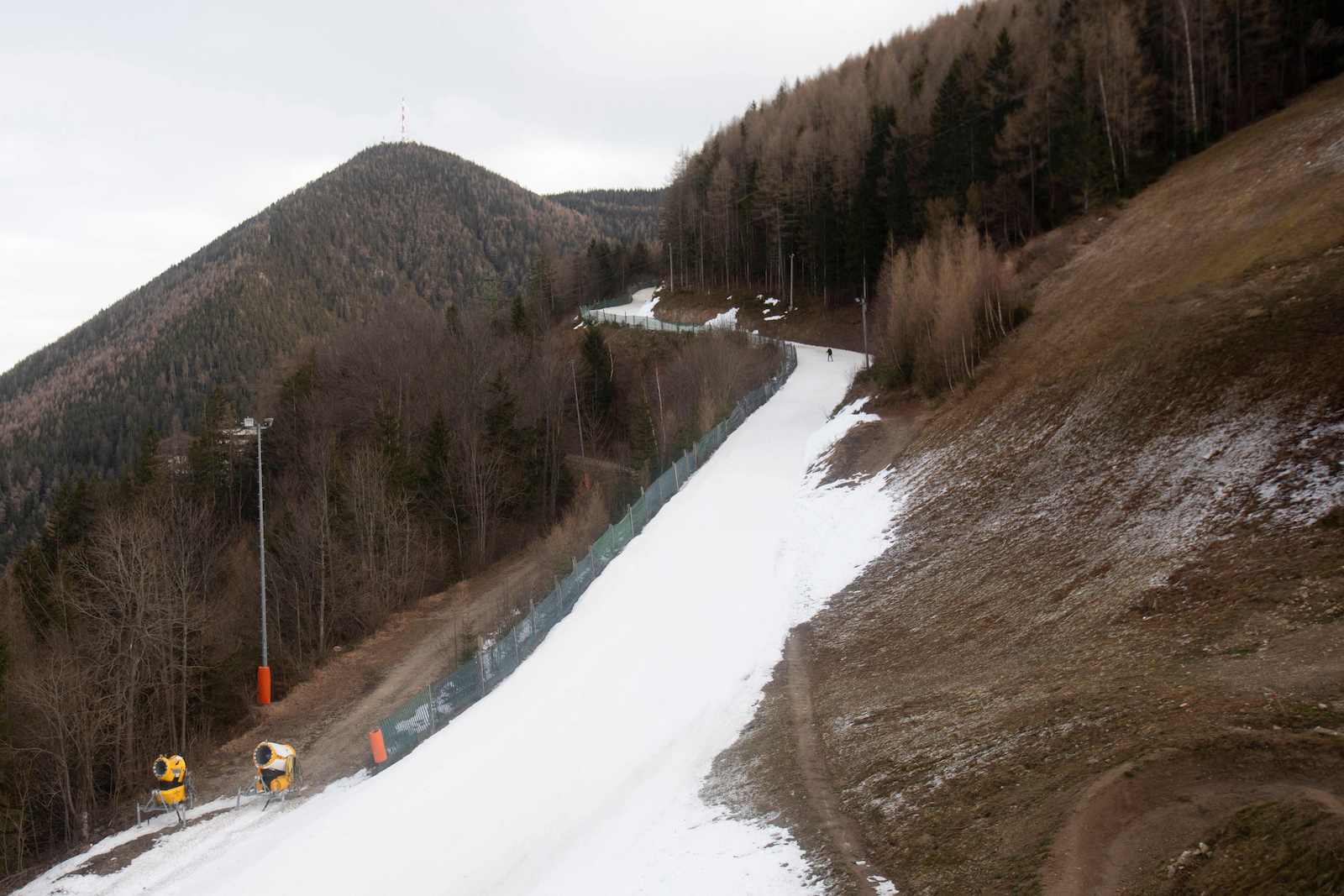 Schneearmer Hang am Semmering | Credit: ALEX HALADA / AFP / picturedesk.com
