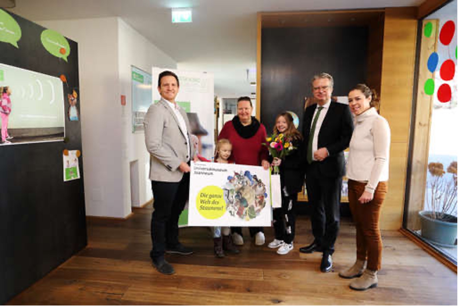 Marko Mele (wissenschaftlicher Direktor des UMJ), Hanne Augustin (Kinderdorf-Mutter), Kinder des SOS-Kinderdorfes Stübing, Landeshauptmann Christopher Drexler, Birgitta Thurner (SOS-Kinderdorfleiterin Steiermark).