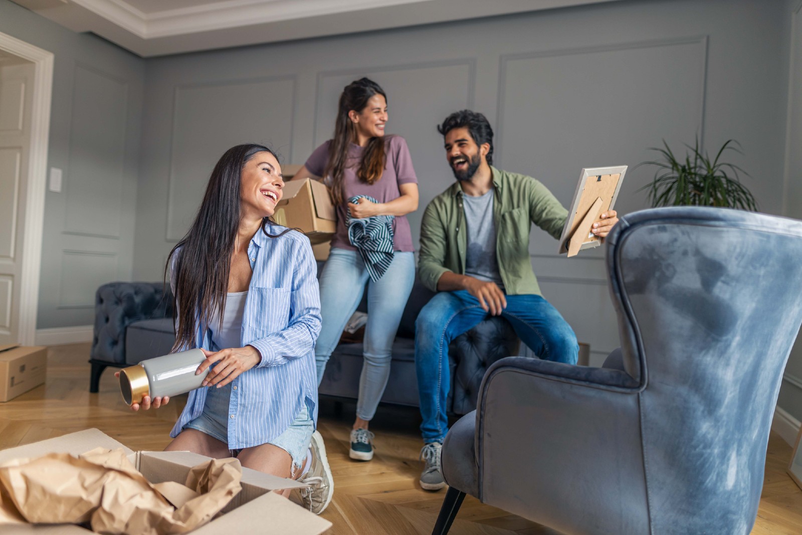 Drei Freunde sitzen zusammen und misten aus | Credit: iStock.com/Jelena Danilovic
