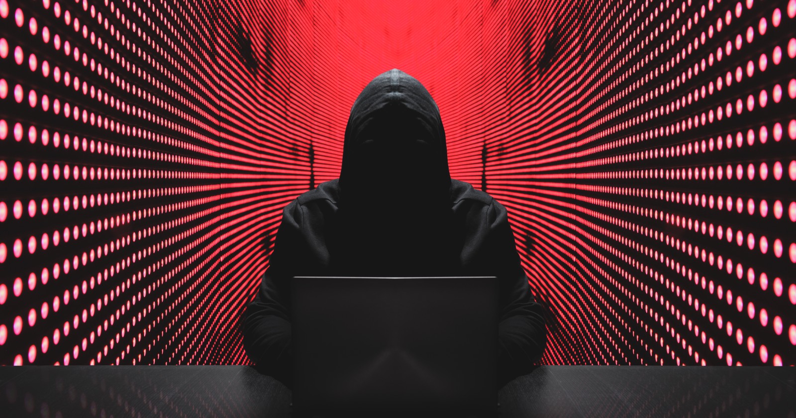 Hacker sitzt vor seinem Laptop | Credit: iStock.com/undefined undefined