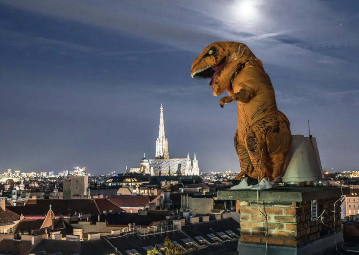 Brauner Dinosaurier schaut auf den Stephansdom | Credit: www.instagram.com/fabolus_vienna/Fab | Vienna
