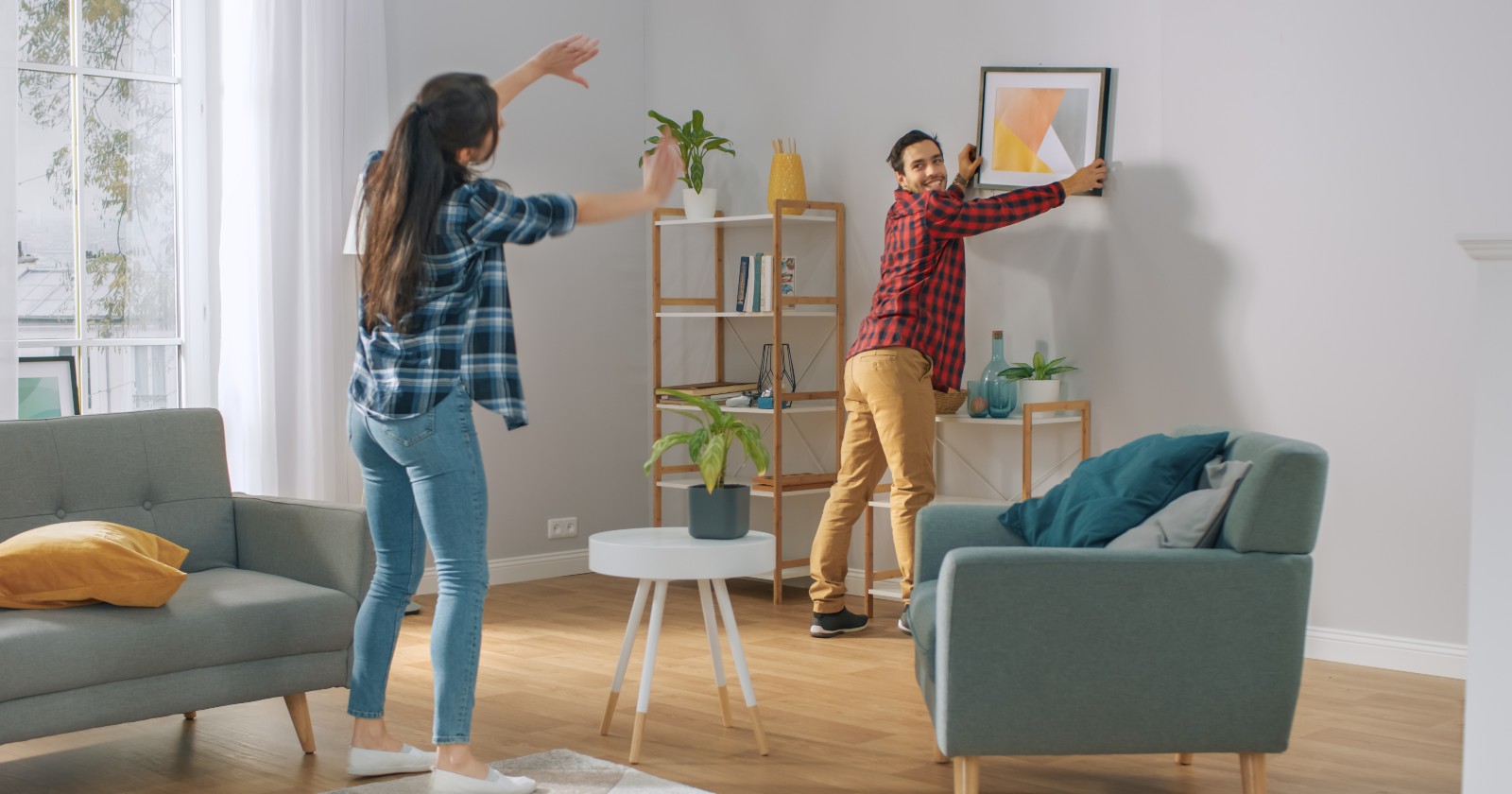 Ein Paar richtet sein Zuhause ein | Credit: iStock.com/gorodenkoff