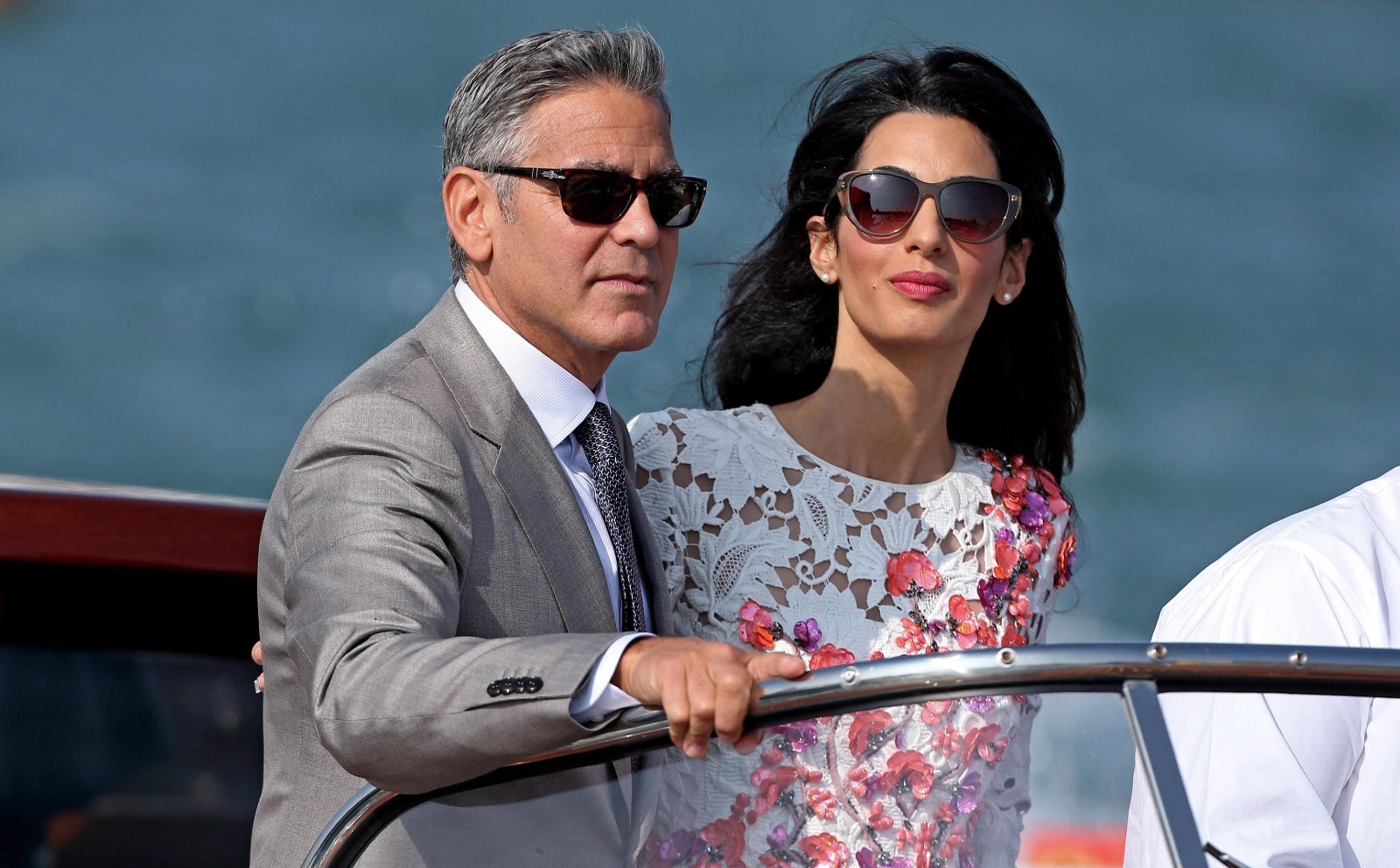 George Clooney und Amal stehen auf einem Boot | Credit:  ALESSANDRO DI MEO / EPA / picturedesk.com