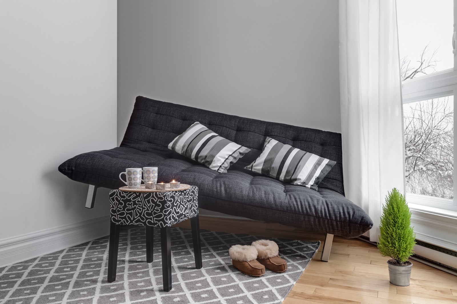 Sofa passt nicht in die Ecke des Raumes | Credit: iStock.com/Studio Light and Shade