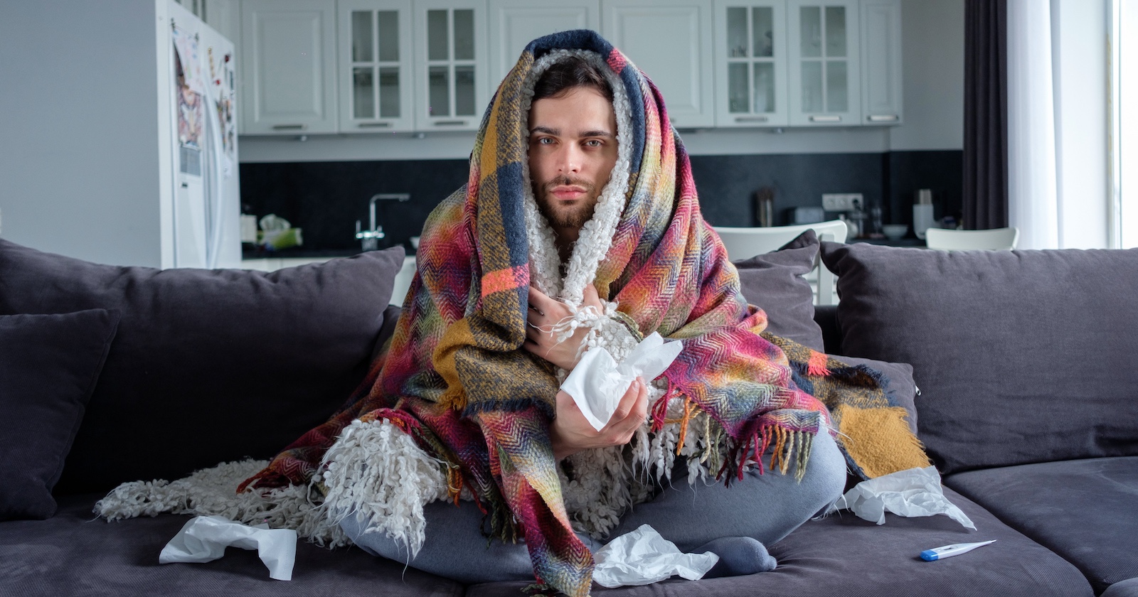 Mann leidet an &quot;Männerschnupfen&quot;. | Credit: iStock.com/Alexander Medvedev