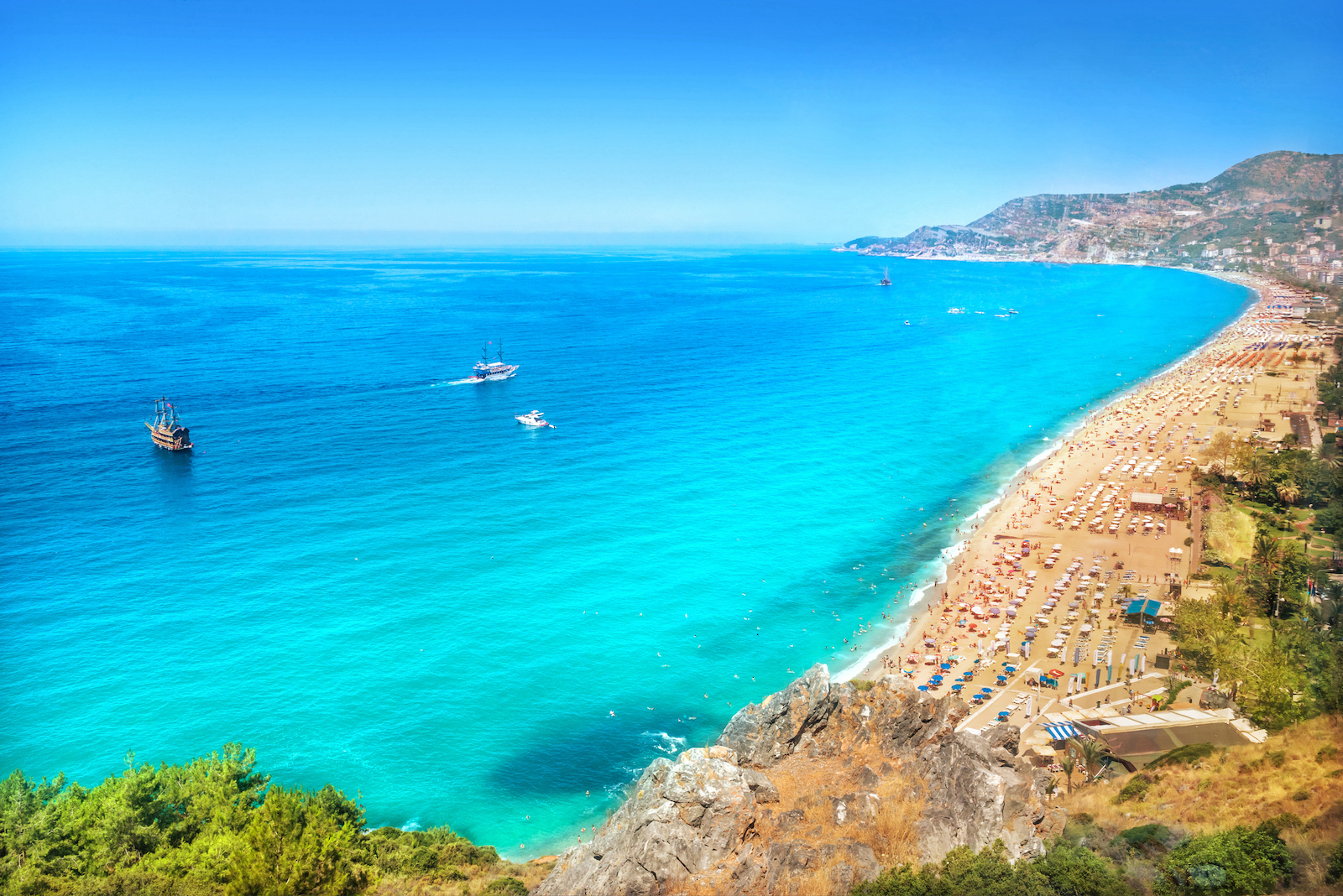 Strand und Meer in Antalya. | Credit: Istock.com/yulenochekk
