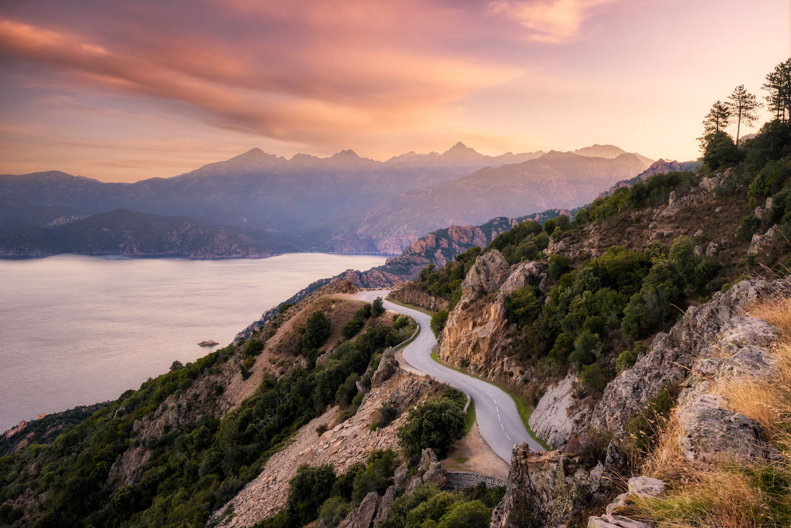 Berg-Panoramastraße auf Korsika. | Credit: iStock.com/joningall