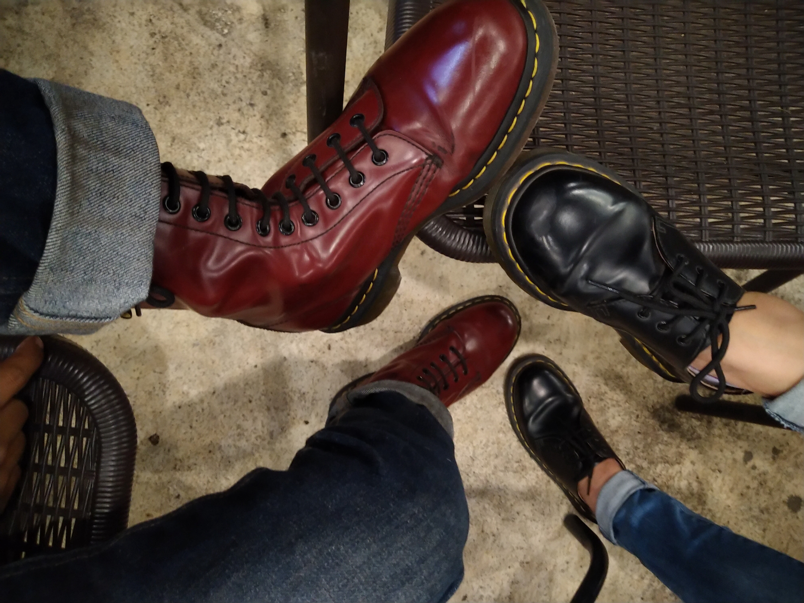 Rote und schwarze Dr. Martens Schuhe. | Credit: iStock.com/Dzulfiqor Ammar