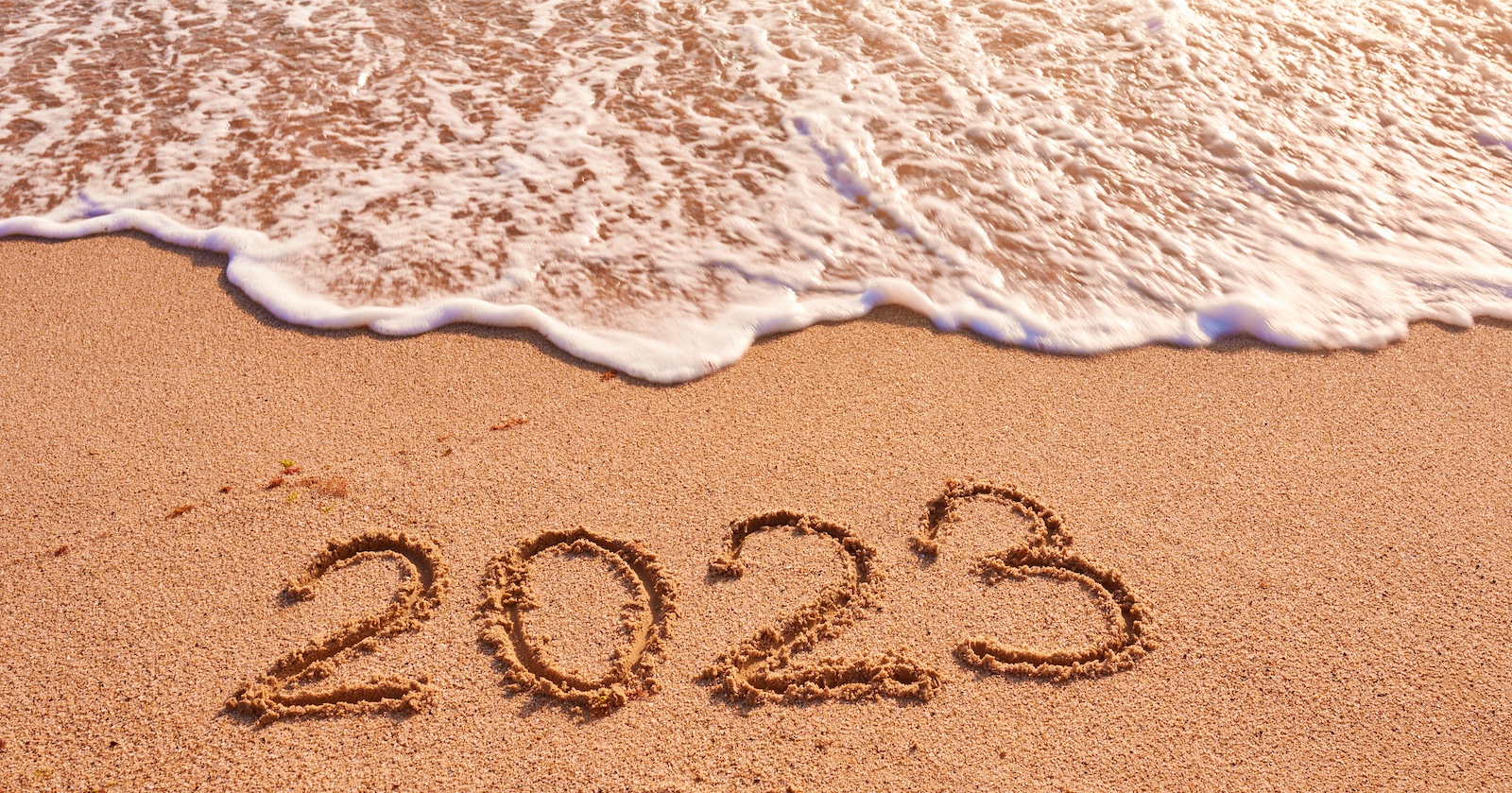 2023 in den Sand am Strand gemalt. | Credit: iStock.com/sandsun