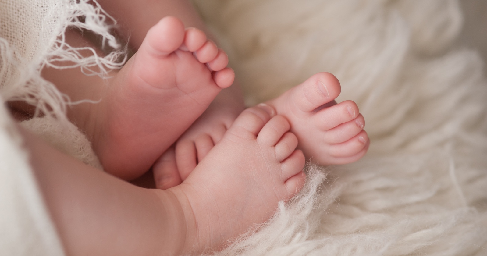 Zwei Paar Babyfüße | Credit: iStock.com/katrinaelena