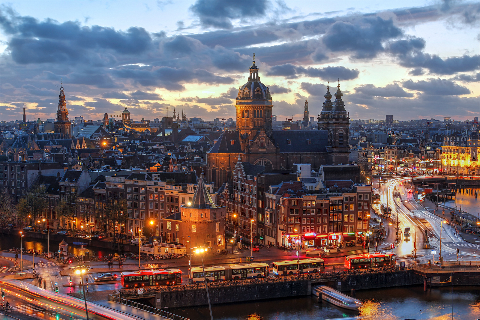 Abendliche Stadtansicht von Amsterdam. | Credit: iStock.com/Bogdan Lazar