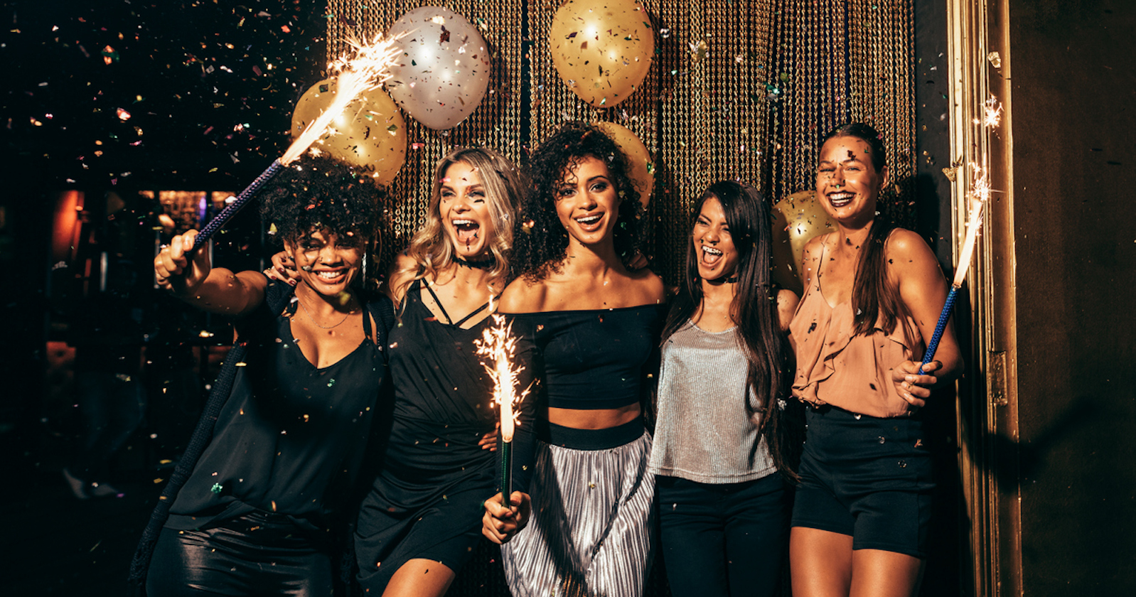 Fünf Frauen feiern ausgelassen in einem Club. | Credit: iStock.com/jacoblund