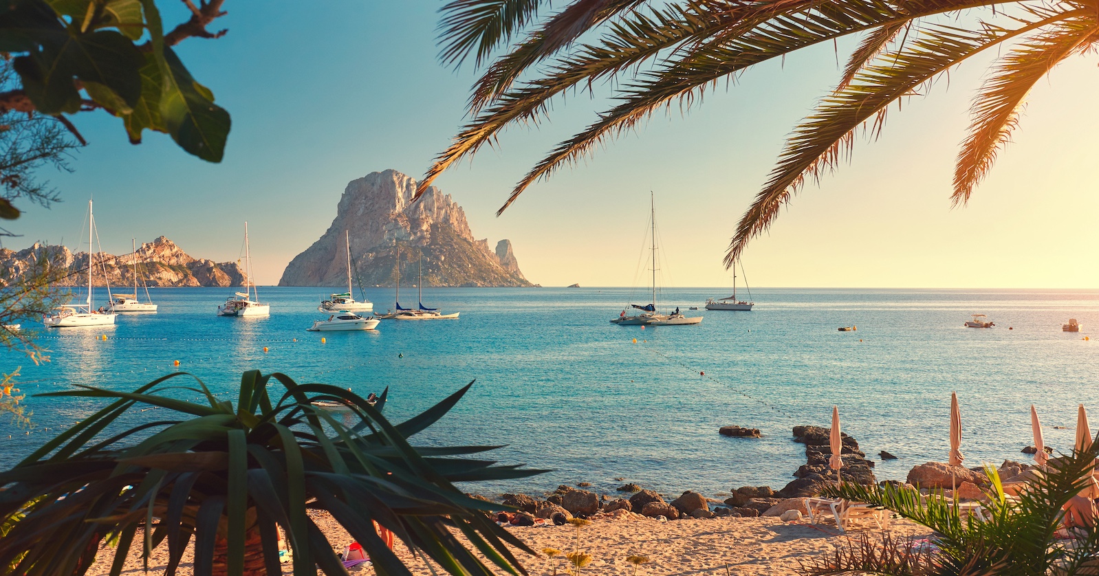 Strand und Meer auf Ibiza. | Credit: iStock.com/amoklv