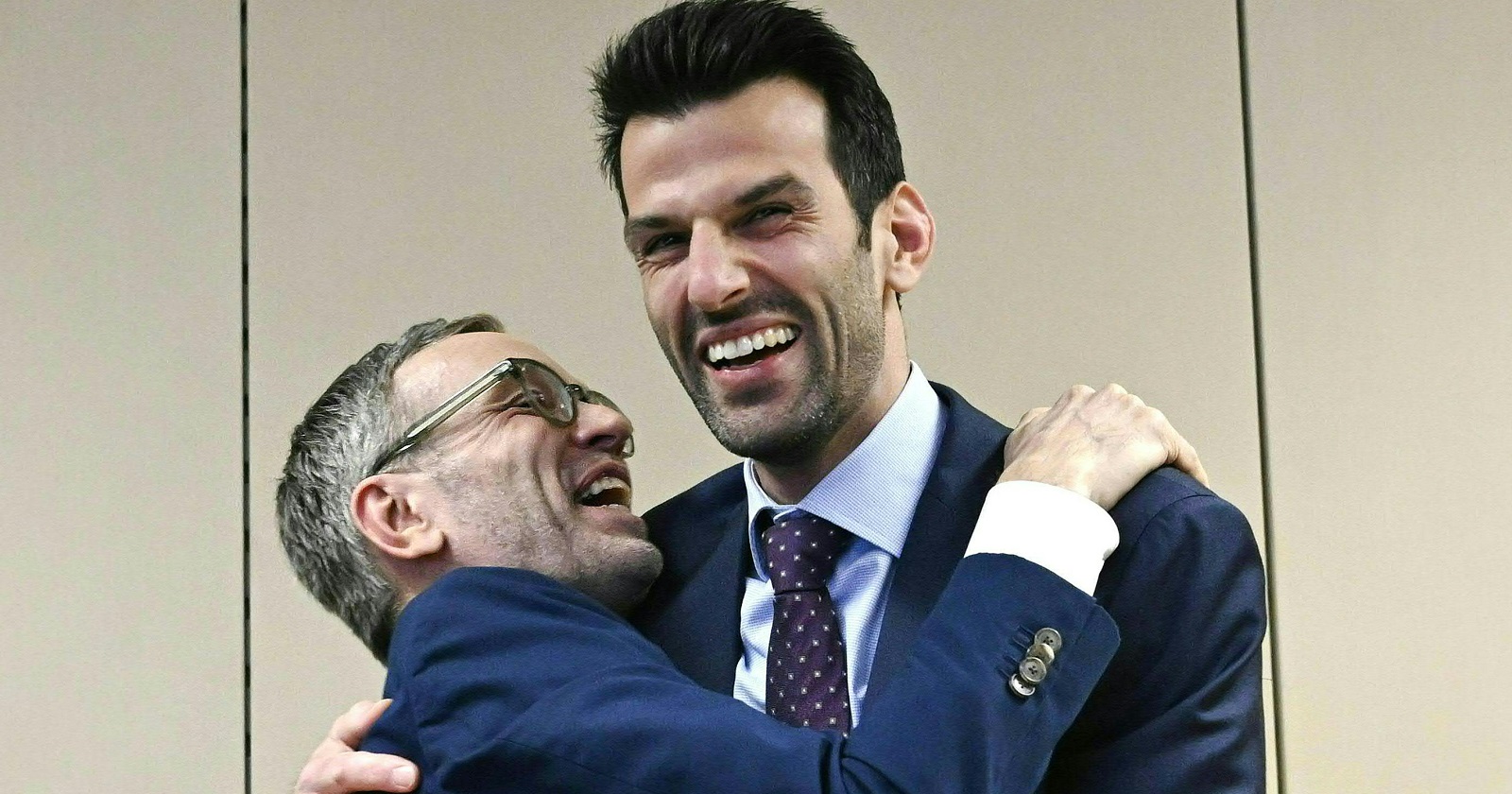 Herbert Kickl umarmt den niederösterreichischen Spitzenkandidaten Udo Landbauer