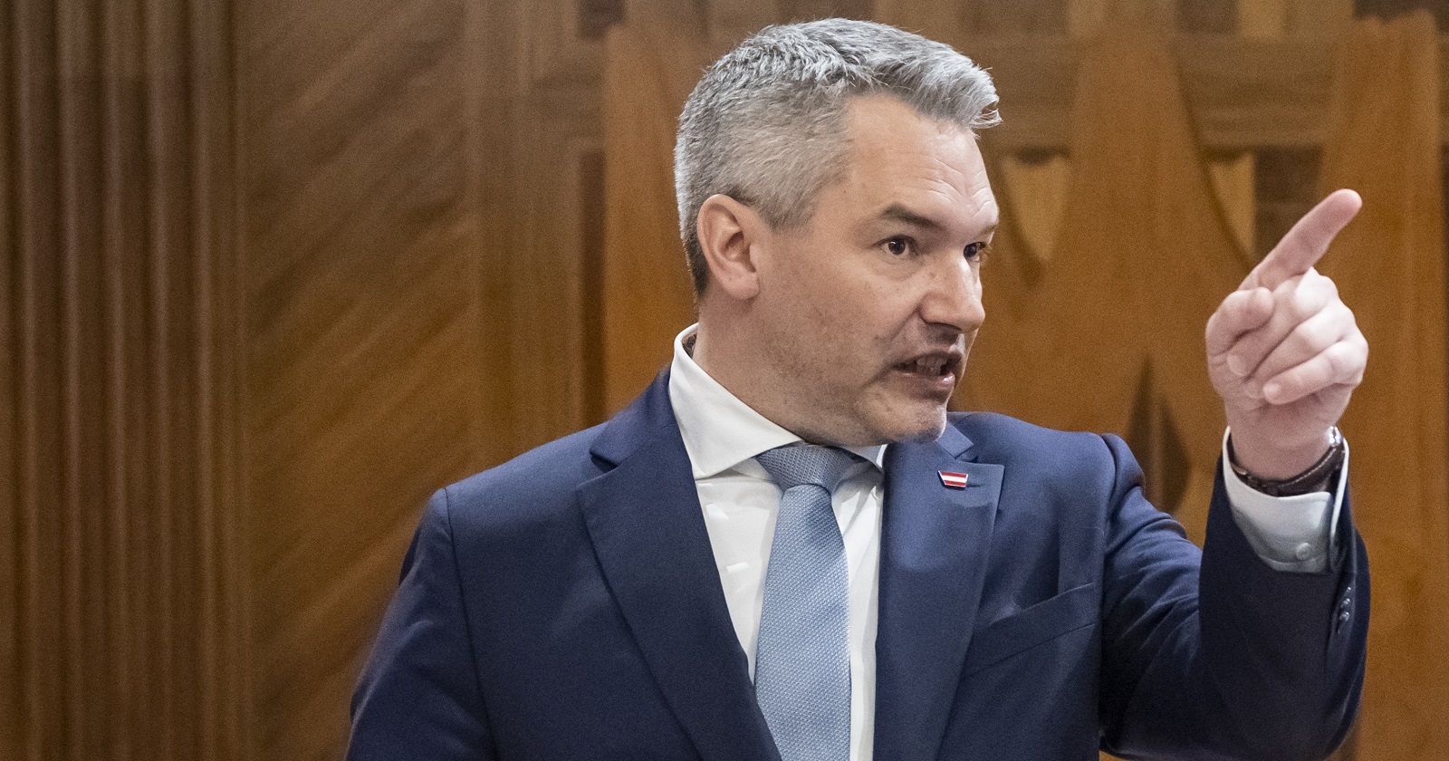 Bundeskanzler Karl Nehammer erklärt etwas und deutet dabei mit dem Zeigefinger in die Luft