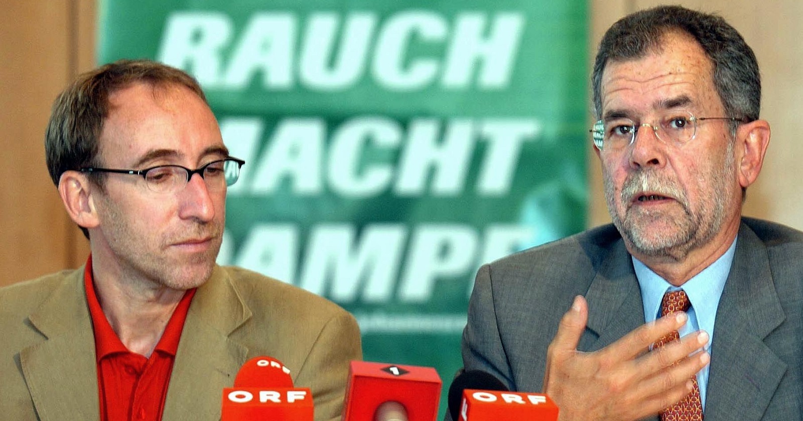 Ein altes Bild von Johannes Rauch und Alexander Van der Bellen bei einer Pressekonferenz aus dem Vorarlberger Wahlkampf 2004.