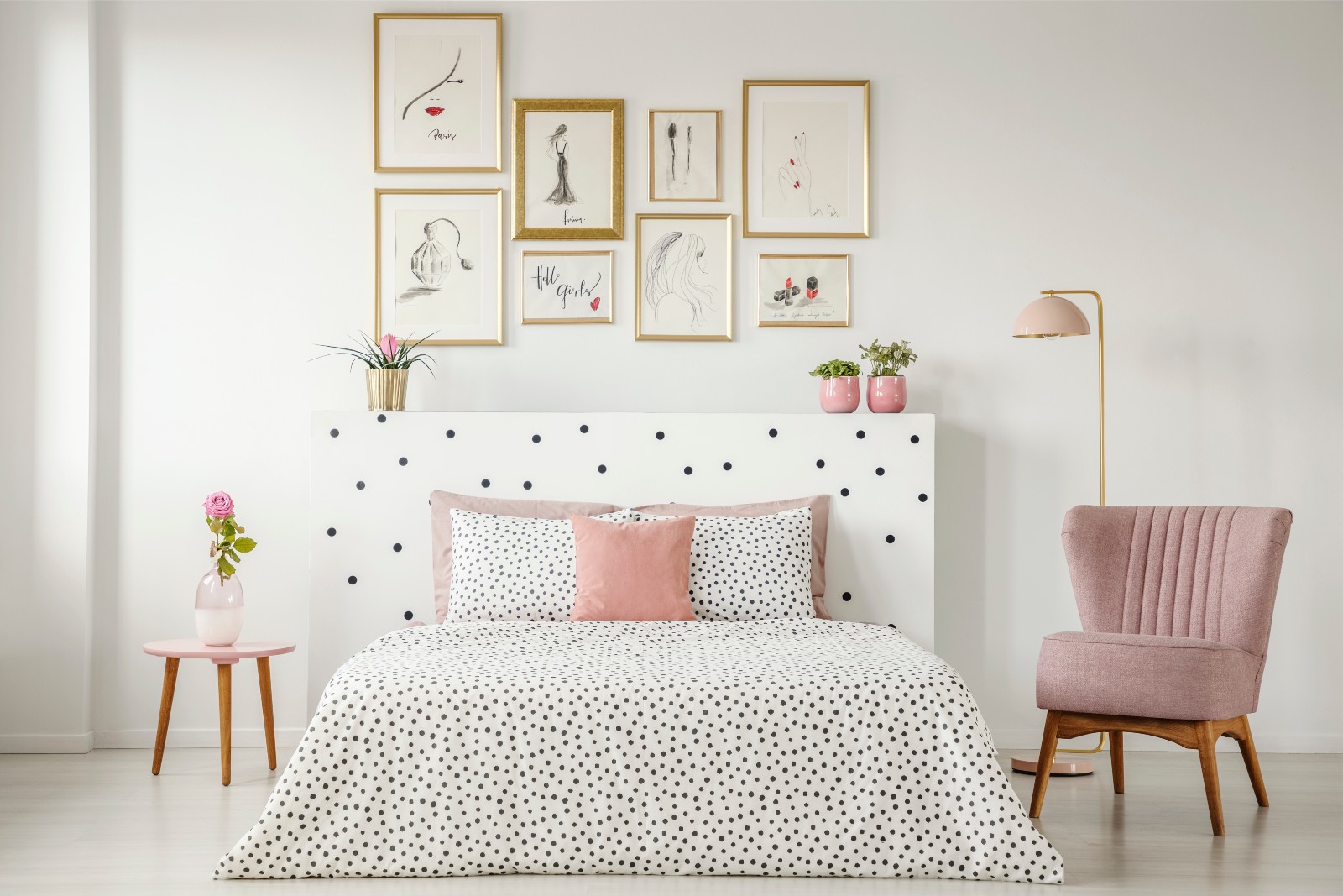 Ein Schlafzimmer mit vielen Bildern an der Wand | Credit: iStock.com/KatarzynaBialasiewicz