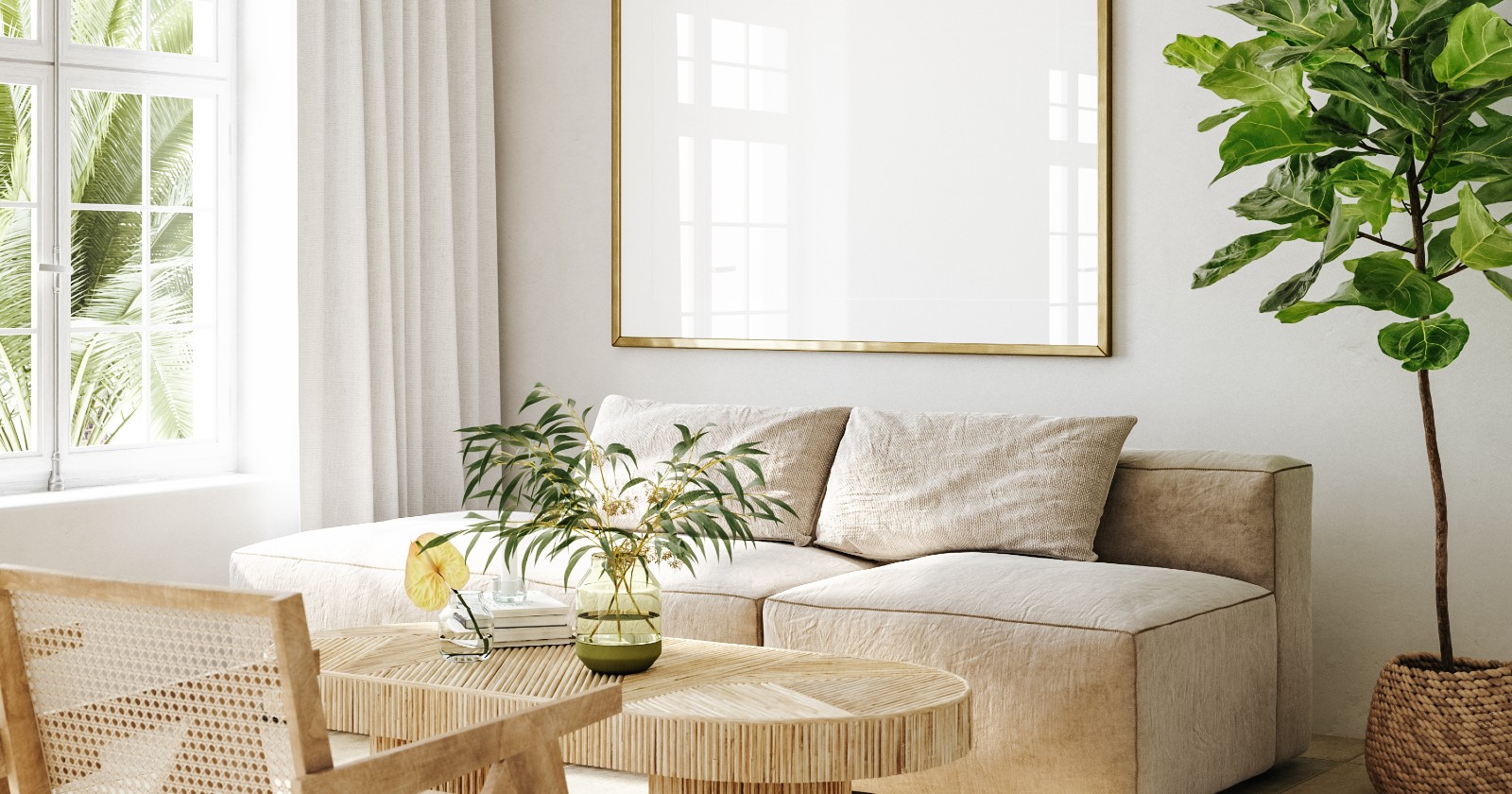 Weißes Sofa steht in einem Wohnzimmer | Credit: iStock.com/Artjafara