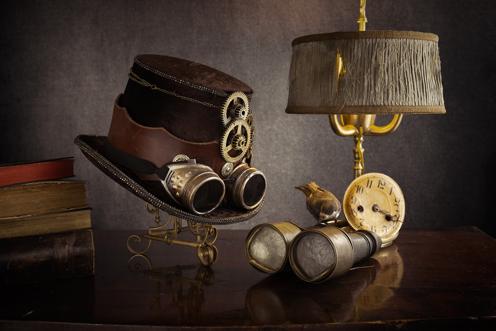 Steampunk-Hut und Lampe stehen auf einem Tisch | Credit: iStock.com/tiky224
