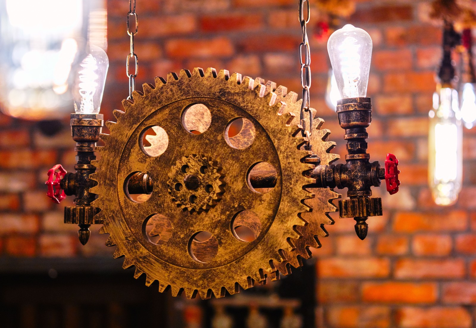 Eine Steampunk-Uhr gemacht aus einem Zahnrad und Rohren | Credit: iStock.com/Wirestock