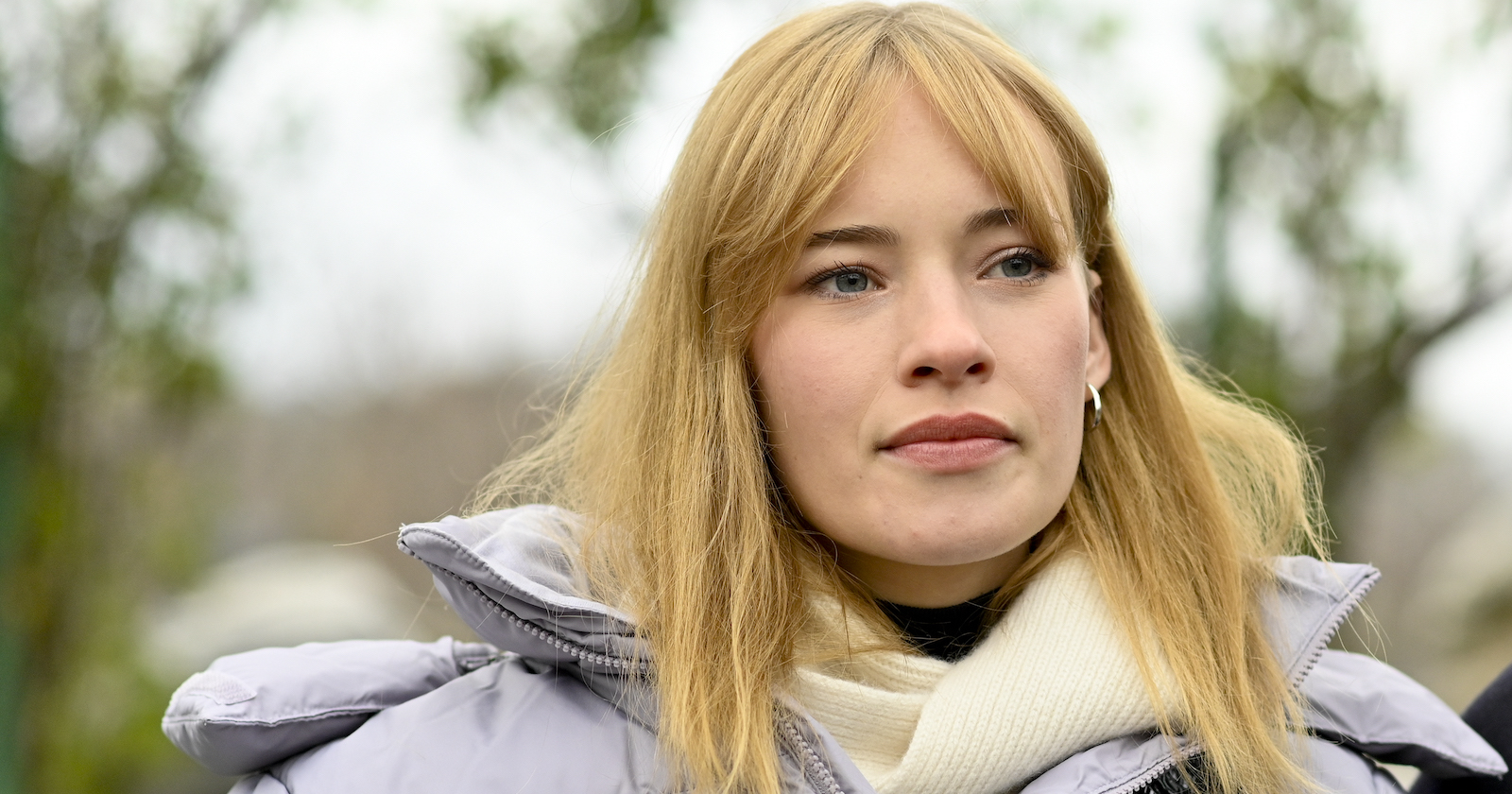 Schauspielerin Valerie Huber im Mantel | Credit: HERBERT NEUBAUER/APA/picturedesk.com