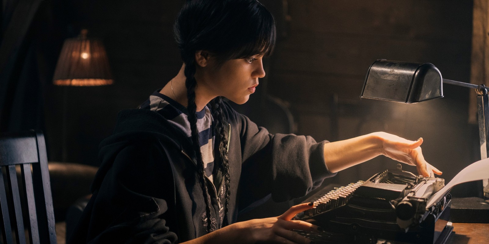 Wednesday schreibt auf ihrer Schreibmaschine | Credit: ©Netflix / Everett Collection / picturedesk.com
