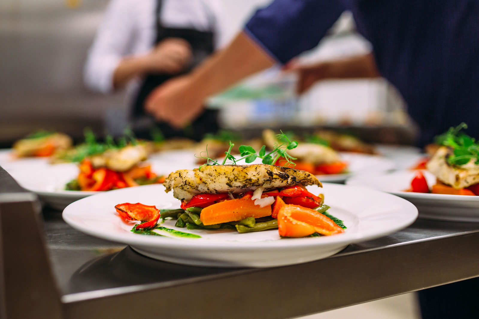 Teller mit Fisch auf Salat | Credit: iStock.com/Inna Pankratieva