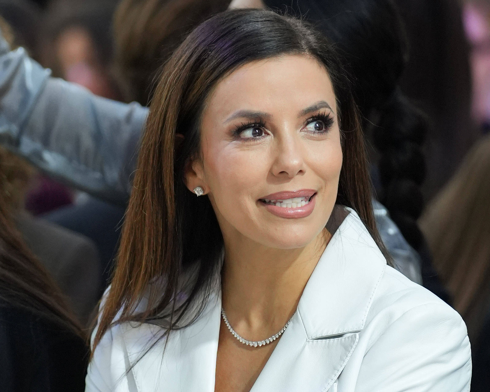 Eva Longoria im weißen Kostüm bei einer Modenschau | Credit: Laurent Vu / Action Press/Sipa / picturedesk.com