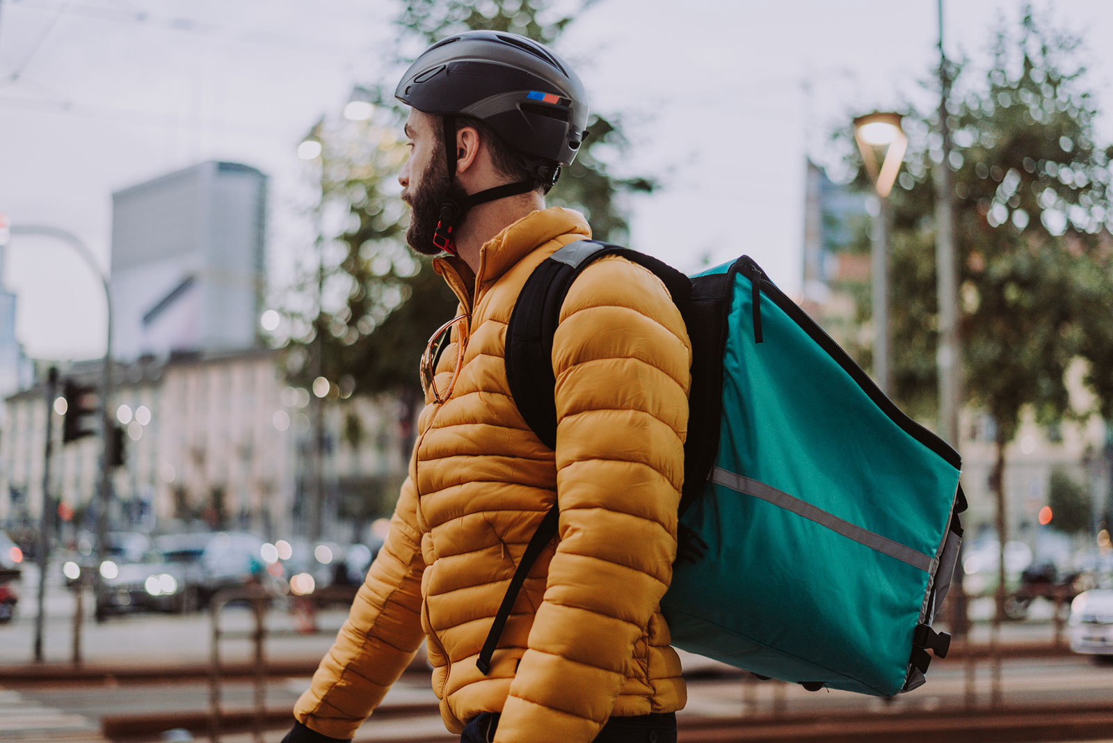 Essenskurier unterwegs | Credit: iStock.com/Diamond Dogs