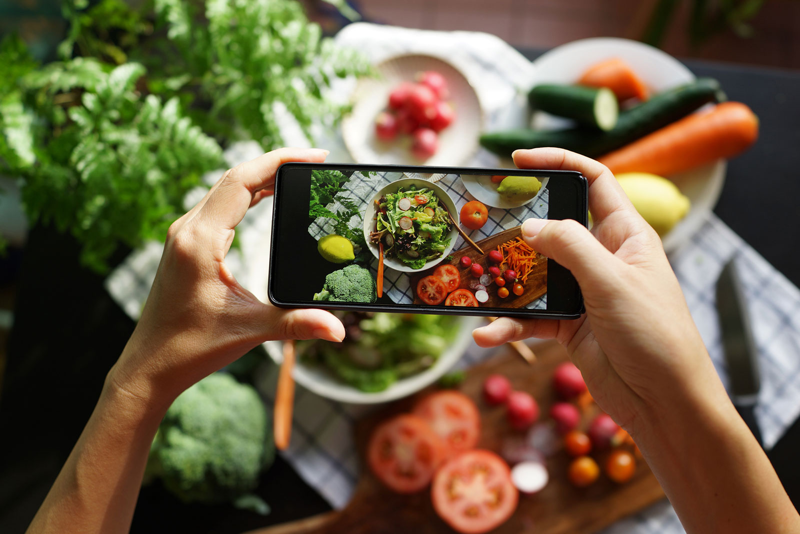 Food Bloggerin beim Fotografieren von Kochzutaten | Credit: iStock.com/Thai Liang Lim