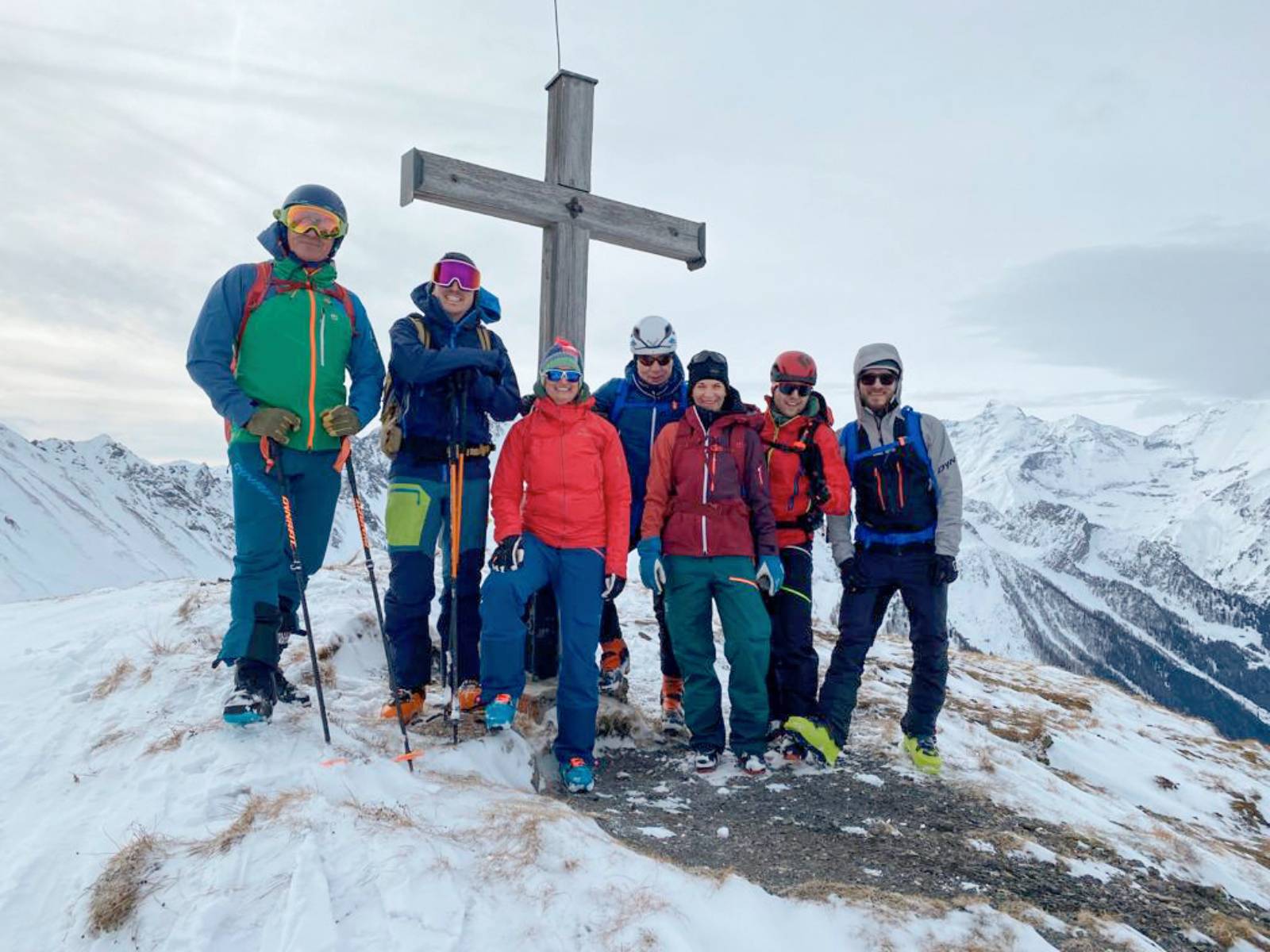 Team an Wanderern vor dem Gipfelkreuz | Credit: iko Europe Gmbh