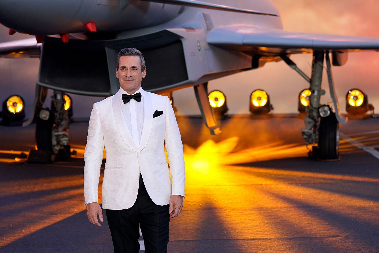 Jon Hamm im Anzug bei einer Filmpräsentation | Credit: