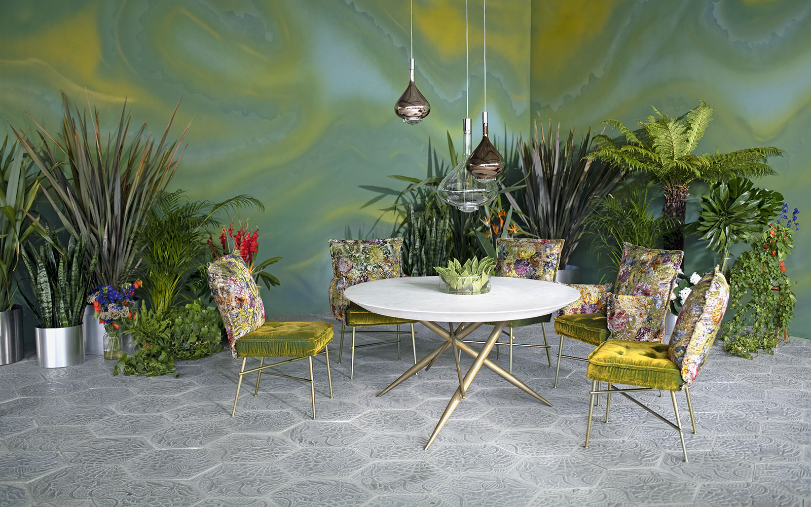 Essgruppe steht vor einer Grün-Gelben Wand | Credit: A.K.H. Möbel GmbH