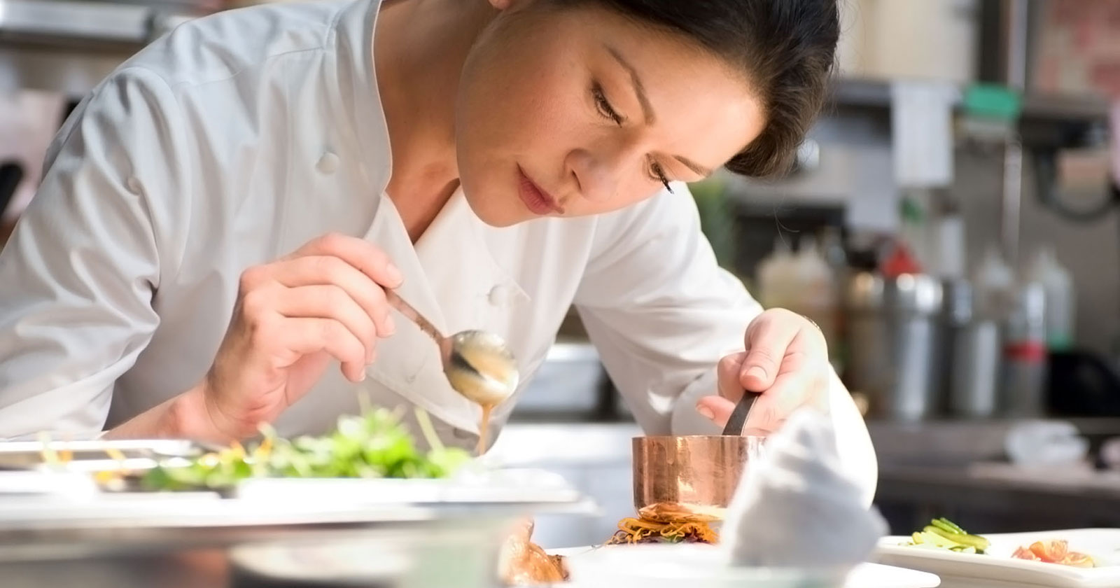 Catherine Zeta-Jones im Film &quot;Rezept zum Verlieben&quot; bei der Zubereitung eines Gerichts | Credit: Everett Collection / picturedesk.com