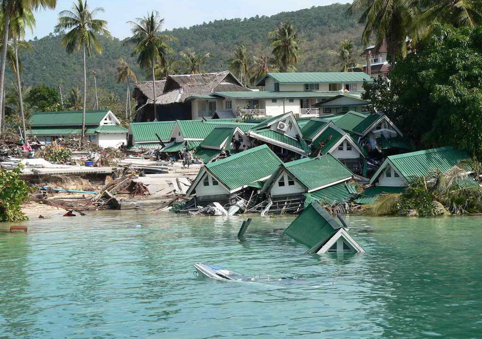 Durch den Tsunami zerstörte Häuser. | Credit: STRINGER / EPA / picturedesk.com